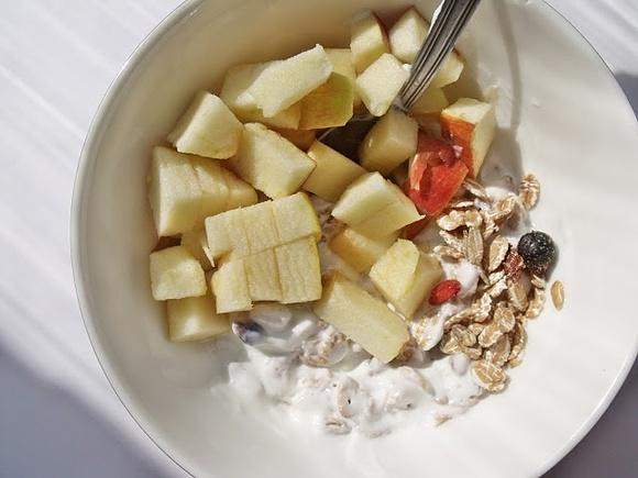 Musli z jogurtem naturalnym i jabłkiem