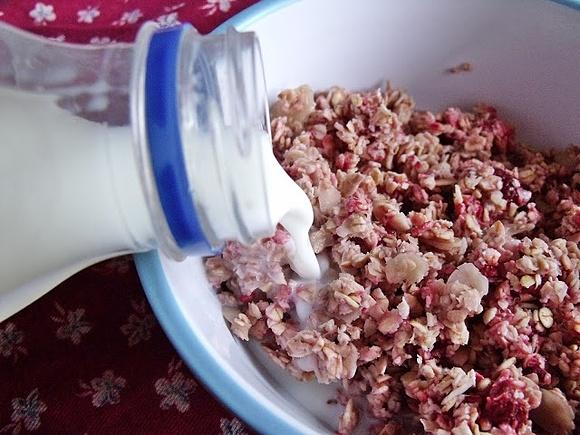 Domowa granola truskawkowa z mlekiem