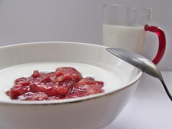 Jogurt naturalny z gorącym sosem truskawkowo-bananowym i ciepłym mlekiem