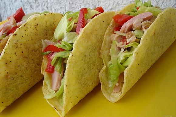 Tacos - meksykańskie danie z tortilli z mięsnym nadzieniem