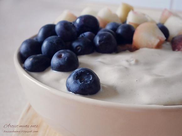 Czekoladowa owsianka z tahini, borówkami i brzoskwinią