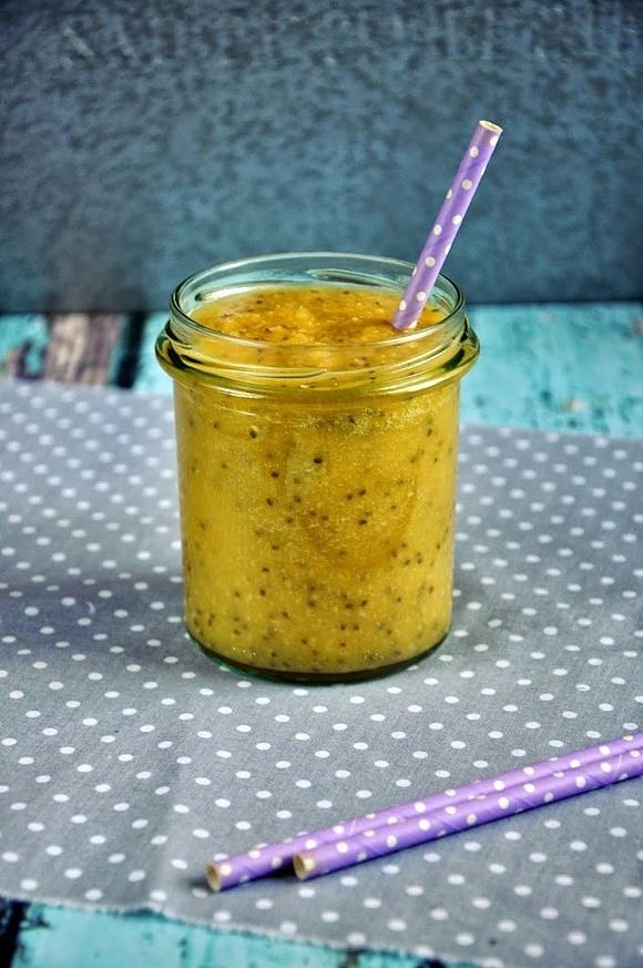 Koktajl witaminowa z banana mango pomarańcza chia