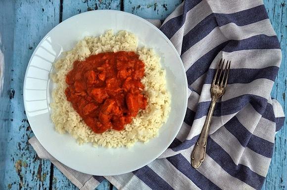 Pomidorowe curry z kurczakiem i mlekiem kokosowym z ryżem