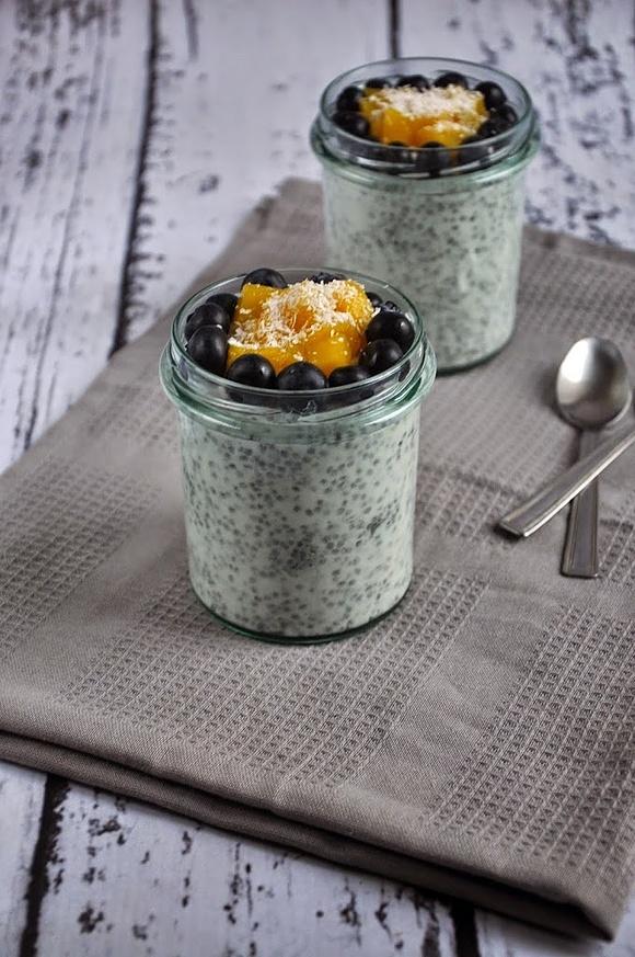Kokosowy pudding chia z owocami