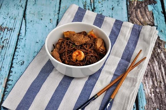 Stir-fry z polędwiczką krewetkami i makaronem soba