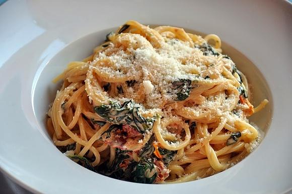 Spaghetti ze szpinakiem suszonymi pomidorami i mascarpone