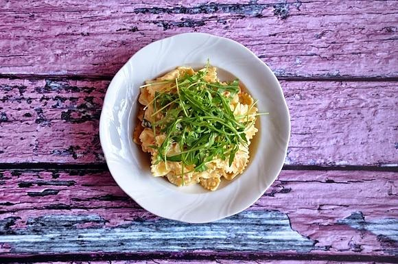 Makaron farfalle z pomidorami rukolą w sosie winnym z mascarpone