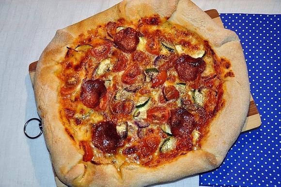 Pizza z serowym brzegiem - lutowe wyzwanie blogerek i blogerów
