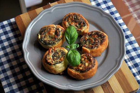 Ślimaczki ze szpinakiem z ciasta francuskiego z parmezanem