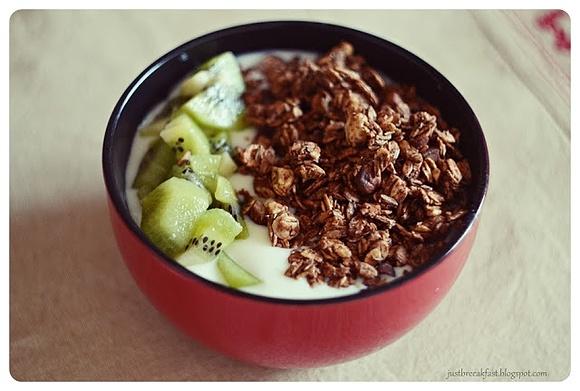 Jogurt naturalny z domową czekoladową granolą i kiwi