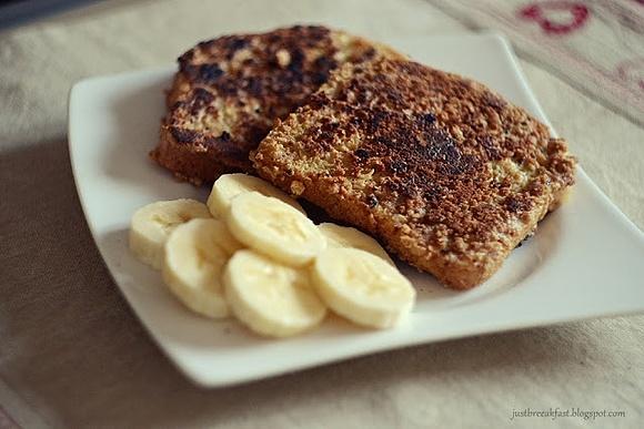 Tosty francuskie z chleba graham w panierce z ciasteczek Belvita z bananem