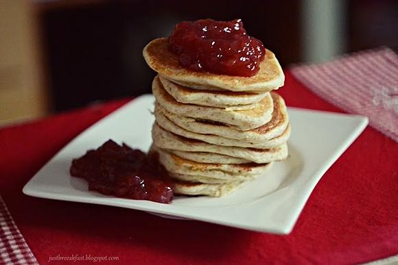 Razowe ricotta hotcakes z dżemem truskawkowym