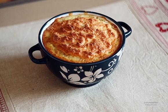 Pieczony razowy pancake z kokosową bezą