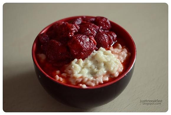 Owsianka na budyniu waniliowym z truskawkami