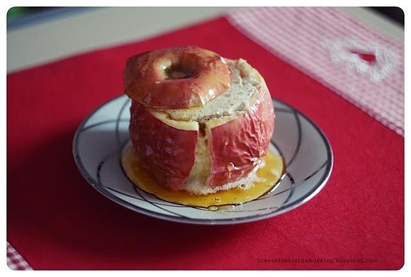 Pieczone jabłko z cynamonowym twarożkiem i miodem