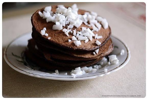 Czekoladowe pancakes z kokosem