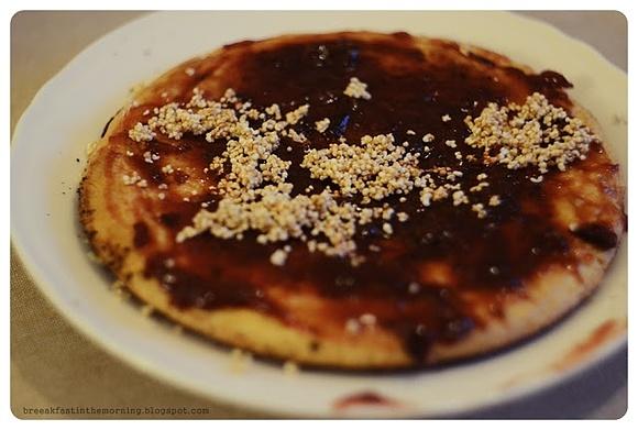 Omlet biszkoptowy z powidłami śliwkowymi i amarantusem