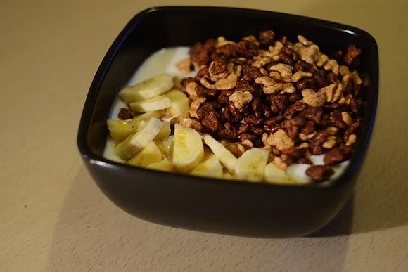 Jogurt grecki z bananem i płatkami Lion