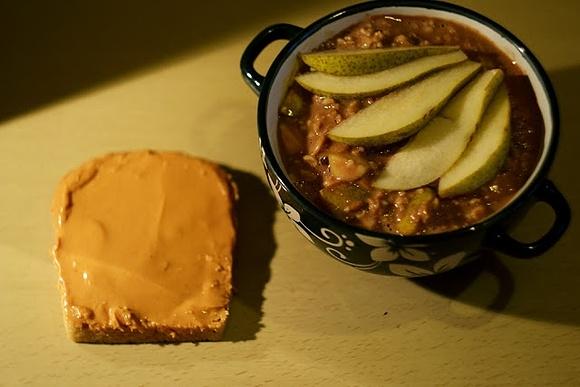 Owsianka na mleku z kakao i gruszką