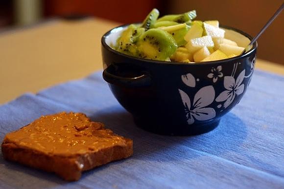 Polenta z kiwi i gruszką, grzanka z masłem orzechowym