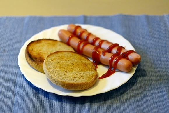 Parówki drobiowe z keczupem i grzanki żytnie na poniedziałek