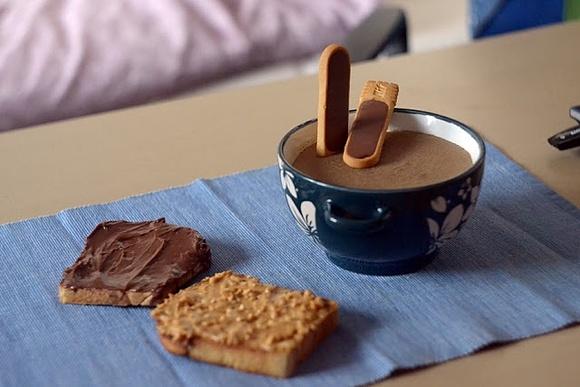 Kawowo-karmelowy pudding z manny i grzanki z philadelphią milka i masłem orzechowym