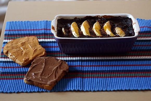 Pieczona kakaowo-migdałowa owsianka z pomarańczą, grzanki z nutellą i masłem orzechowym
