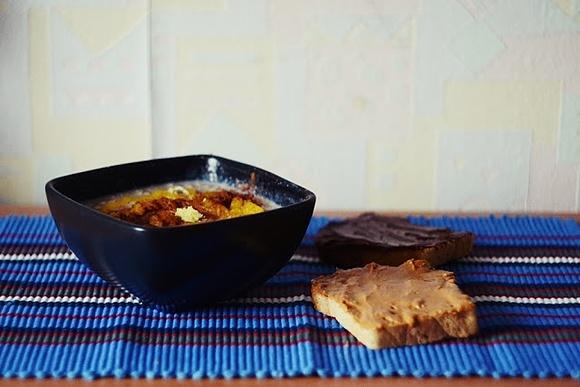 Owsianka na mleku z imbirem, cynamonem i dyniowym puree oraz grzanki żytnie z masłem orzechowym