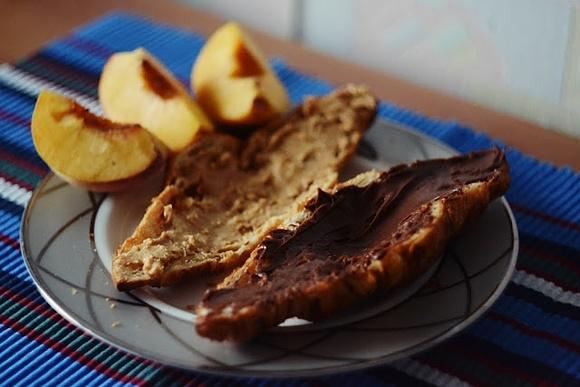 Croissant maślany z philadelphią Milka i masłem orzechowym z brzoskwinią