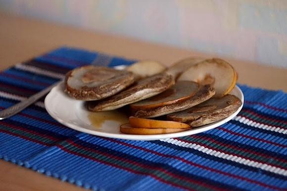 Pancakes z cynamonem i nashi polane syropem klonowym