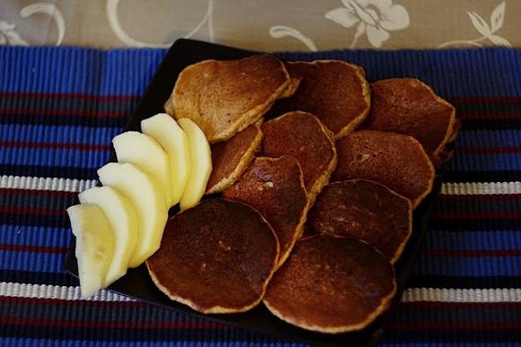 Pancakes z musem jabłkowym i cynamonem