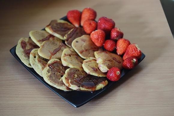 Pancakes z truskawkami i sosem truskawkowym
