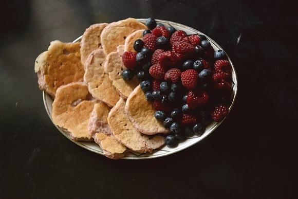 Pszenne pancakes z serkiem homogenizowanym i owocami leśnymi