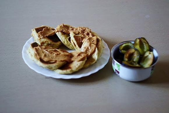 Biszkoptowe pancakes z masłem orzechowym i śliwkami