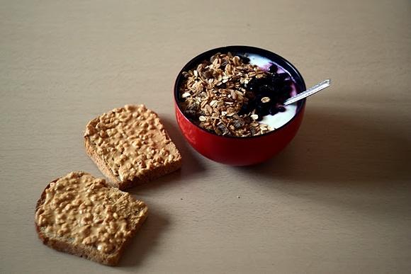 Jogurt z musli i orzechami, Zapieczony chleb żytni z masłem orzechowym