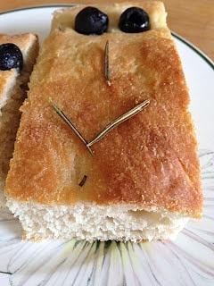 Zwykła focaccia z oliwkami i rozmarynem