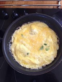 Omlet z serem i kolendrą