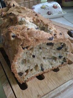 Szybki chlebek z parmezanem i oliwkami