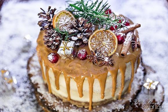 Tort piernikowy z kremem pomarańczowym i kajmakiem