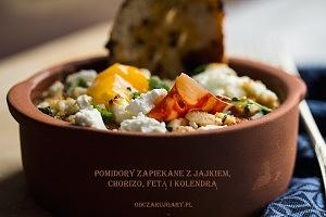 Zapiekane pomidory z chorizo, jajkiem, fetą i kolendrą