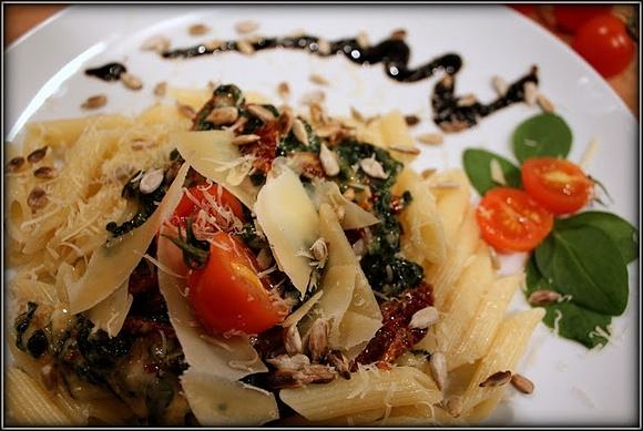 Penne ze szpinakiem i suszonymi pomidorami