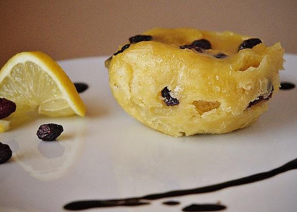 Ekspresowa blondie jogurtowa z kremem cytrynowym i żurawiną
