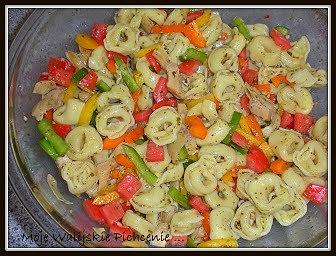 Kolorowa sałatka z tortellini i warzywami