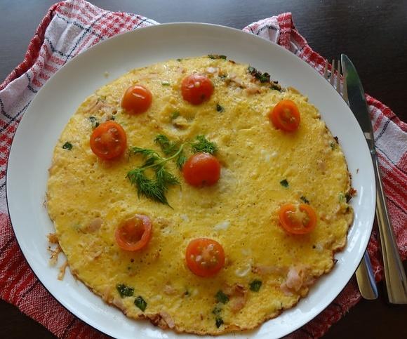 Omlet ze szczypiorkiem i szynką na śniadanie