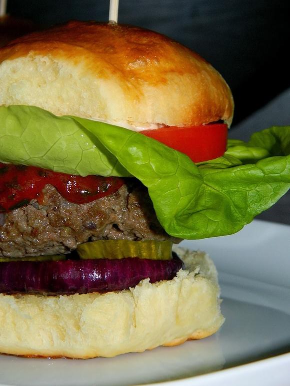 Hamburger wołowy z karmelizowaną cebulą i sałatką coleslaw