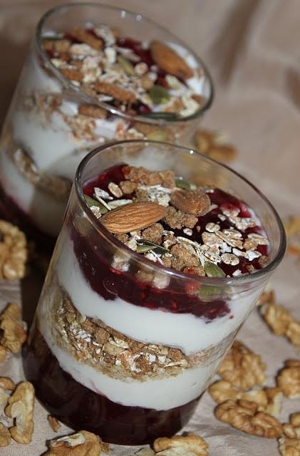 Jogurt naturalny inaczej - przepis na pyszne śniadanie