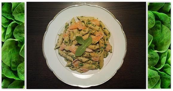 Żytni makaron penne ze szpinakowym pesto i wędzonym łososiem