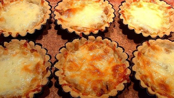 Tartaletki z karmelizowaną cebulą i cheddarem