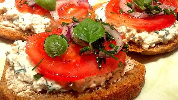 Aromatyczne kanapki z twarożkiem, pomidorem i ziołami