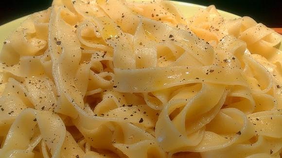 Tagliatelle z oliwą i pieprzem